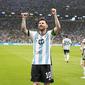 Bintang Argentina Lionel Messi merayakan golnya ke gawang Meksiko dalam pertandingan Grup C Piala Dunia 2022 di&nbsp;Lusail Iconic Stadium, Minggu (27/11) dini hari WIB. Argentina menang 2-0. (AP Photo / Ariel Schalit)