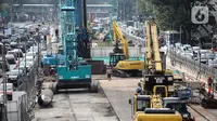 Suasana saat para pekerja menyelesaikan proyek Moda Raya Terpadu (MRT) Fase II di Jalan MH Thamrin, Jakarta, Selasa (19/7/2022). Proyek MRT Jakarta Fase 2 CP 201 rute Stasiun Thamrin-Stasiun Monas telah mencapai 40,25 persen. (Liputan6.com/Faizal Fanani)