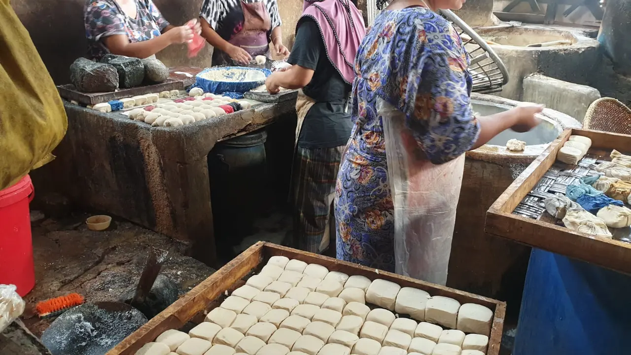 Sejumlah pegawai pengrajin tahu di wilayah Kecamatan Karangpawitan, Garut tengah melakukan proses pembuatan tahu. (Liputan6.com/Jayadi Supriadin)
