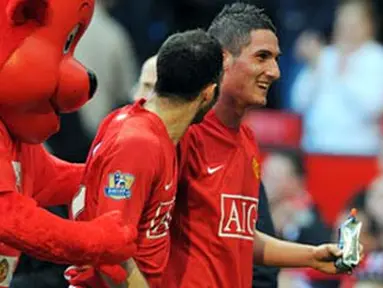 Manchester United&#039;s Italian forward Federico Macheda leaves the pich at the final whistle after scoring the winning goal in a 3-2 win against Aston Villa during the EPL football match at Old Trafford, on April 5, 2009. AFP PHOTO/ANDREW YATES