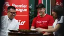 <p>Peter Schmeichel saat berbincang dengan Pangeran Siahaan dan Deasy Noviyanti sambil mencicipi kuliner khas Indonesia. (Dok. Vidio)</p>