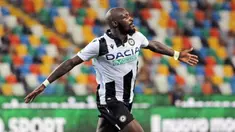 Gelandang Udinese, Seko Fofana berselebrasi usai mencetak gol ke gawang Juventus pada pertandingan lanjutan Liga Serie A Italia di Stadion Dacia Arena di Udine (23/7/2020). Udinese menang 2-1 atas Juventus. (Andrea Bessanutti/LaPresse via AP)