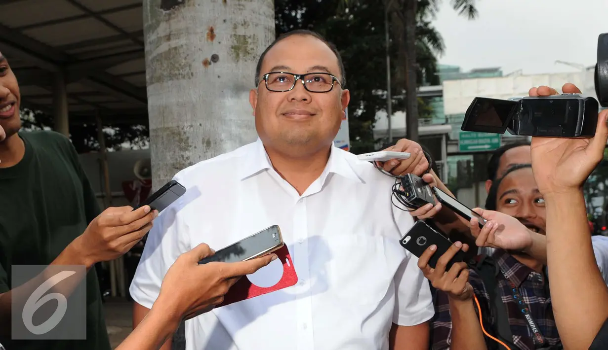  SM Peralatan PT Pelindo II Haryadi Budi Kuncoro usai jalani pemeriksaan di KPK, Jakarta, Senin (22/8). Pemeriksaan untuk mendalami dugaan korupsi pengadaan tiga unit Quay Container Crane (QCC) di PT Pelindo II tahun 2010. (Liputan6.com/Helmi Afandi)