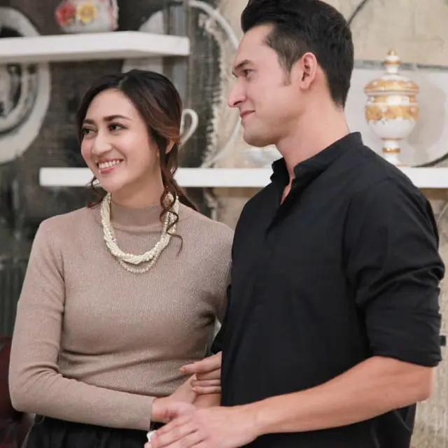 Helmalia Putri dan Indra Bruggman