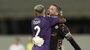 Kiper Fiorentina, David De Gea (kanan) merayakan kemenangan tim bersama rekannya, Dodo pada laga lanjutan Liga Italia 2024/2025 melawan AC Milan di Artemio Franchi Stadium, Florence, Italia, Senin (07/10/2024) dini hari WIB. (AP Photo/LaPresse/Massimo Paolone)