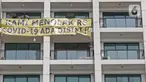 Penghuni Nine Residence memasang spanduk penolakan RS darurat COVID-19 di Lippo Plaza Mampang, Jakarta, Minggu (5/4/2020). Mereka keberatan dan menolak pembangunan dan pengoperasian RS pasien COVID-19 di sebagian Lippo Plaza Mampang yang ada dalam satu kawasan. (Liputan6.com/Herman Zakharia)