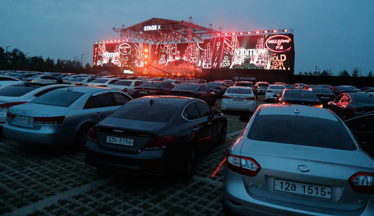 Sejumlah kendaraan diparkir selama konser drive-in Stage X di sebuah tempat parkir di Goyang, Korea Selatan pada 23 Mei 2020. Tujuan konser ini untuk memberikan hiburan bagi warga Korea Selatan yang mendambakan acara-acara musik yang ditangguhkan selama pandemi Covid-19. (AP Photo/Ahn Young-joo)