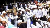 Ratusan ribu jemaah menghadiri acara haul Habib Ali Al Habsyi di Pasar Kliwon Solo.(Liputan6.com/Fajar Abrori)