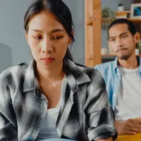 ilustrasi orang dengan&nbsp;avoidant attachment yang suka menghindar/copyright freepik.com/tirachardz