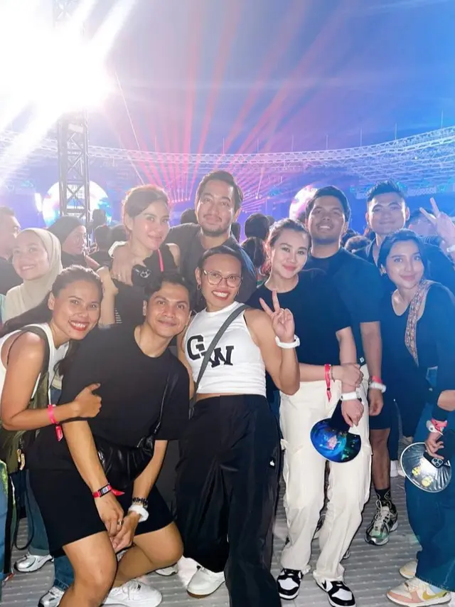 Potret Thariq Halilintar dan Aaliyah Massaid bersama saat menonton konser Coldplay (Sumber: Instagram/natasyaapriyanka)