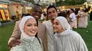 Pernikahan Mahalini dan Rizky Febian digelar di outdoor di hotel bintang lima Ritz Carlton, Bali. Pancarkan pesona bak ABG, detail makeup dan gaya hijab Ayudia Bing Slamet curi perhatian. Artis berusia 33 tahun ini memang selalu tampil simpel namun tetap kece ketika berbusana. Poles bibir dengan lipstik bold, makeup Ayudia on point karena kontras dengan busana putih yang dipakainya. (Liputan6.com/IG/@langstonhues)