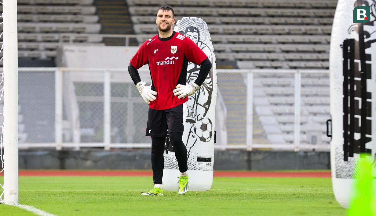 Aksi Maarten Paes saat sesi latihan Timnas Indonesia di Stadion Madya, Gelora Bung Karno, Jakarta, Sabtu (22/3/2025).