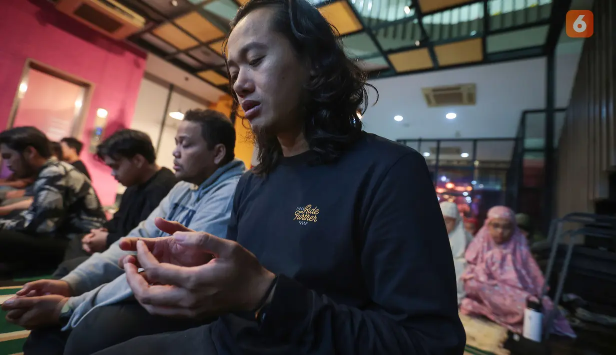 Karyawan KLY menundukkan kepala saat mengikuti doa bersama untuk Arie Basuki dan empat jurnalis lainnya yang hilang kontak saat meliput aktivitas Gunung Anak Krakatau di perairan Selat Sunda, Kamis (10/9/2026). (KLY/Budy Santoso)