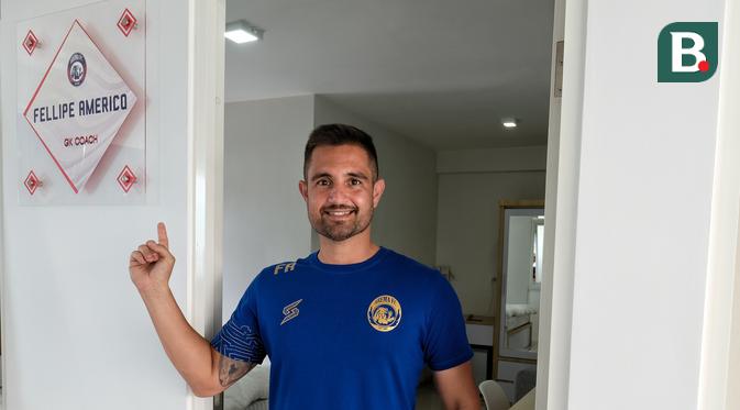 Juragan Boarding House jadi mes baru pemain Arema FC. Pelatih kiper Felipe Americo di depan kamarnya. (Bola.com/Iwan Setiawan)