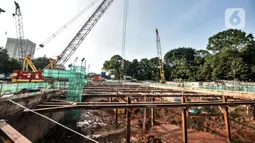 Suasana proyek pembangunan MRT Jakarta Fase 2A di kawasan Monas, Jakarta, Senin (31/5/2021). Proyek MRT Jakarta fase 2A terbagi menjadi beberapa paket. (merdeka.com/Iqbal S. Nugroho)