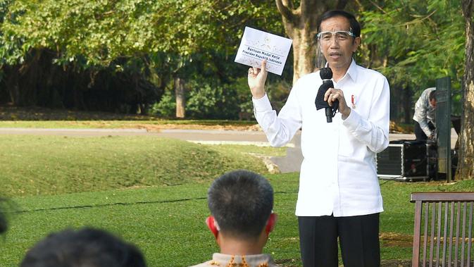 Presiden Joko Widodo atau Jokowi menyerahkan bantuan modal kerja (BMK) kepada 60 pengusaha mikro dan kecil masing-masing Rp 2,4 juta di halaman Istana Kepresidenan Bogor.Foto: Laily Rachev - Biro Pers Sekretariat Presiden