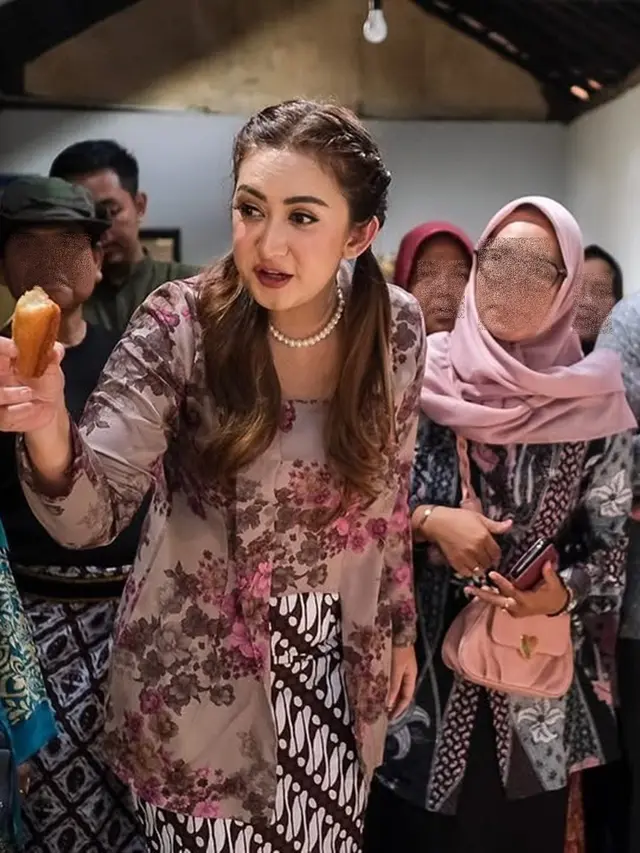 5 Model Rambut Kepang ala Nafa Urbach, Tampil Bak ABG di Usia 45 Tahun