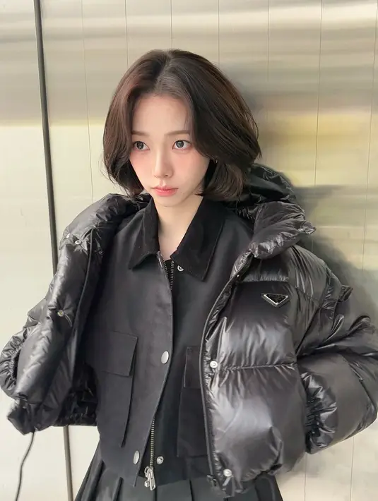 Jacket on jacket jadi salah satu teknik layering ala Karina aespa. Ia padukan cropped zipped jacket dengan cropped puffer jacket yang melapisi tanktop dan ruffle mini skirt [@katarinabluu]