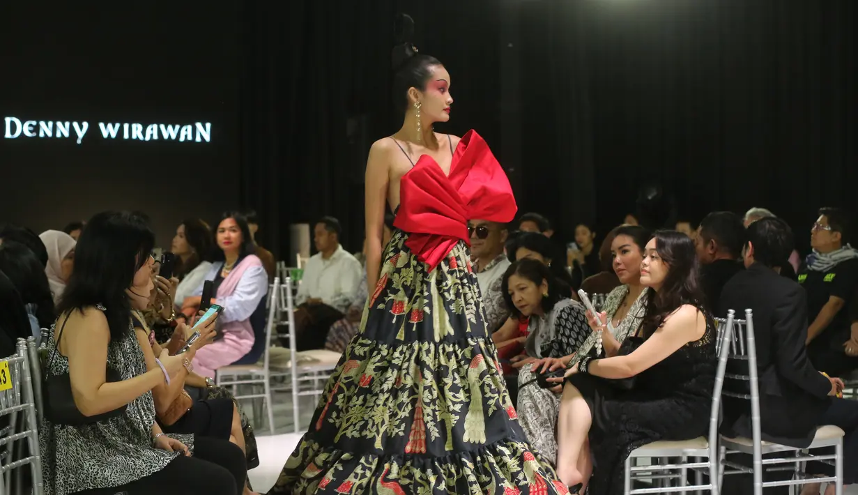 Di bagian ini, motif batik menjadi lebih mewah dengan tambahan hiasan embroidery besar dan ornamentasi beading gemerlap yang teksturnya memperkaya motif. [Foto: Document/FIMELA]