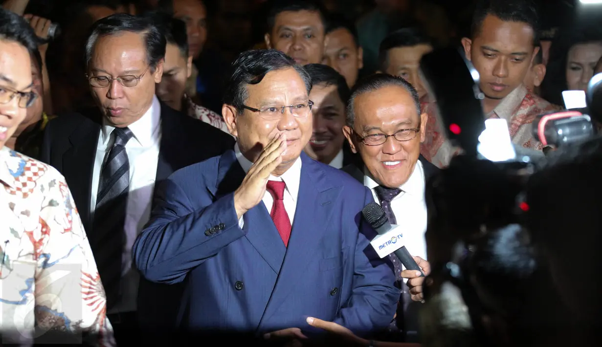 Prabowo Subianto saat menghadiri resepsi pernikahan Acara resepsi pernikahan Gibran Rakabuming Raka dengan Selvi Ananda, Solo, Kamis (11/6/2015). Resepsi pernikahan malam hari ini dihadiri oleh para tamu VIP dan VVIP. (Liputan6.com/Faizal Fanani)