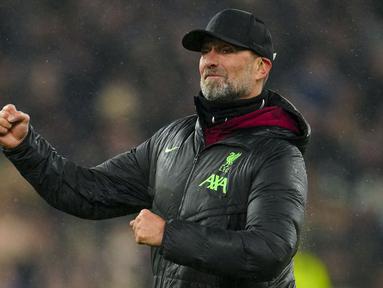 Pelatih Liverpool, Jurgen Klopp merayakan kemenangan timnya atas Newcastle United pada laga lanjutan Liga Inggris 2023/2024 di Anfield, Liverpool, Inggris, Selasa (02/01/2024) dini hari WIB. (AP Photo/Jon Super)