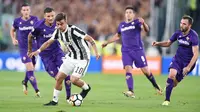 Aksi pemain Juventus, Paulo Dybala saat melewati adangan pemain Fiorentina pada lanjutan Serie A di Allianz Stadium, Turin, (20/9/2017). Juventus menang 1-0. (Alessandro Di Marco/ANSA via AP)