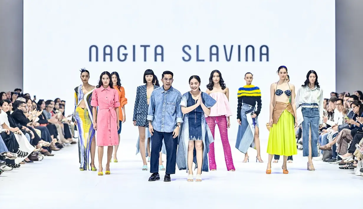 Brand NAGITASLAVINA yang merupakan besutan Nagita Slavina menghadirkan koleksi terbarunya yang diberi tajuk Epiphany di atas panggung JFW 2024, pada Kamis (26/10/2023). [Foto: Document/JFW]