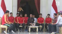 Presiden Jokowi menerima pemain Timnas U-22 Indonesia dan ofisial di beranda belakang Istana Merdeka, Jakarta, Kamis (28/2). Timnas U-22 turut didampingi Menpora Imam Nahrawi dan pelatih Timnas U-22 Indra Sjafrie. (Liputan6.com/Angga Yuniar)