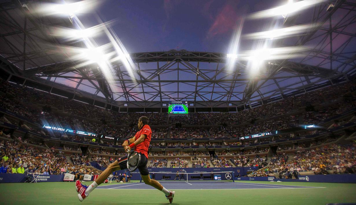 Suasana pertandingan antara petenis Serbia, Novak Djokovic, melawan petenis Spanyol, Roberto Bautista Agut, dalam Turnamen Tenis AS Terbuka di Stadion Arthur Ashe, New York, AS. Minggu (6/9/2015). (Reuters/Carlo Allegri).