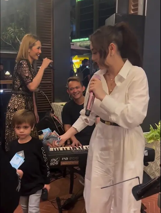 Tingkah lucu dan menggemaskan berhasil membuat banyak yang tersenyum. Bahkan, Koa juga terlihat joged tipis-tipis. Tidak diketahui pasti berapa saweran yang didapat, menurut Jedar capai jutaan. [Instagram/inijedar]