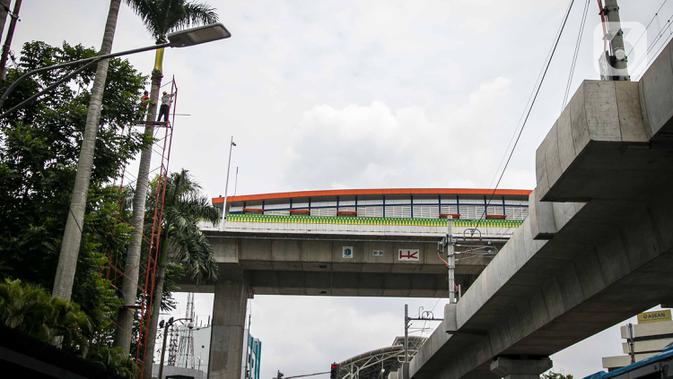 Halte Transjakarta Centrale Stiching Wederopbouw (CSW) di kawasan Jalan Sisingamangaraja, Jakarta, Rabu (15/1/2020).  Untuk mencapai halte yang setara dengan bangunan bertingkat 7 lantai tersebut harus melalui 117 anak tangga dengan ketinggian 20 meter. (Liputan6.com/Faizal Fanani)