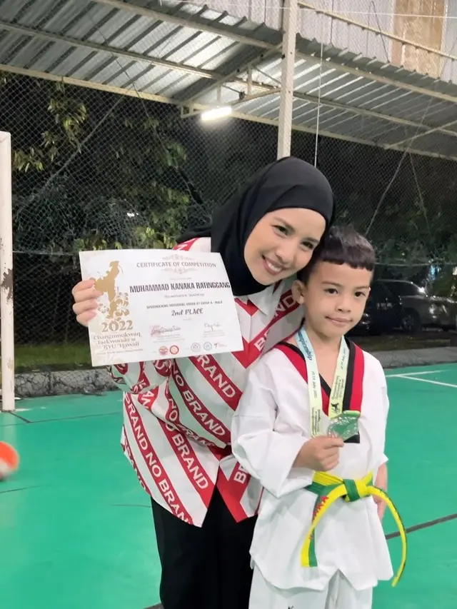 Raih Medali, Ini 5 Potret Tya Ariesta dan Putranya yang Menekuni Taekwondo