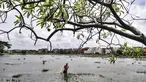 Amir (38) saat menjala ikan di genangan air yang merendam kompleks pemakaman TPU Semper, Jakarta, Selasa (2/2/2021). Banjir yang semakin tinggi merendam TPU Semper hingga mencapai sepinggang orang dewasa. (merdeka.com/Iqbal S. Nugroho)