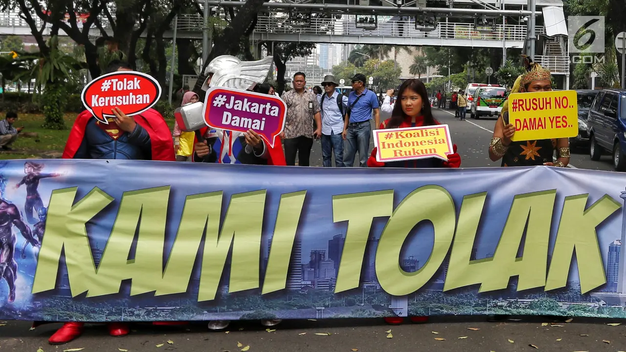 Serukan Perdamaian, Para Superhero Berjalan Datangi Gedung MK