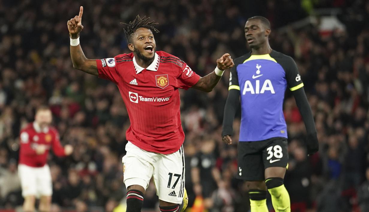 Hanya kurang dari dua menit usai kembali dari kamar ganti, Manchester United sukses membuka keunggulan lewat Fred. Tembakannya dari luar kotak penalti berbelok arah setelah mengenai Eric Dier dan membuat Lloris mati kutu. (AP/Dave Thompson)