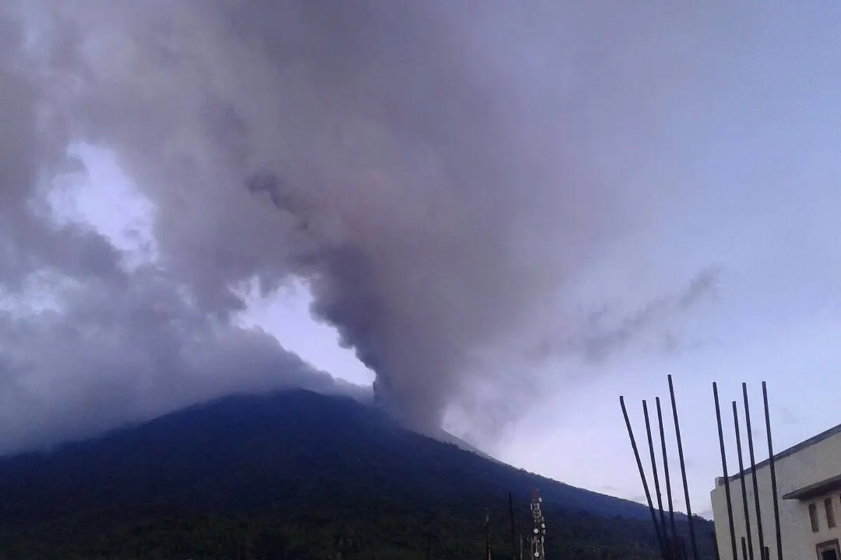Gunung Gamalama meletus