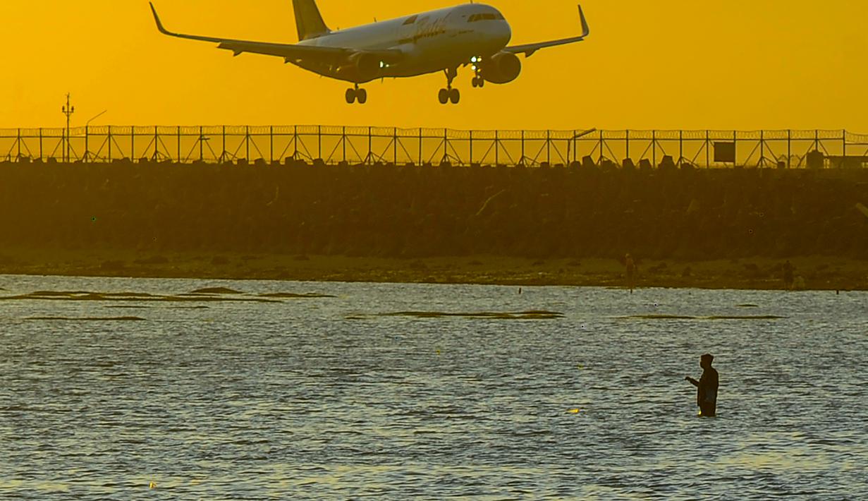 Lokasinya berada dalam satu garis pantai dengan Jimbaran dan Kedonganan, menjadikannya pilihan tepat bagi wisatawan yang memiliki waktu singkat, termasuk mereka yang sedang transit dan ingin menikmati suasana pantai tanpa harus bepergian jauh. Tampak dalam foto, aktivitas wisatawan menikmati waktu senja di Pantai Kelan, Badung, Bali. (merdeka.com/Arie Basuki)