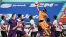 Kiper Madura United, Muhammad Ridho (atas) berusaha menghalau bola saat melawan Persik Kediri dalam laga pekan ke-13 BRI Liga 1 2021/2022 di Stadion Moch. Soebroto, Magelang, Rabu (24/11/2021). (Bola.com/Bagaskara Lazuardi)