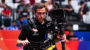 Seorang kameraman dilengkapi dengan Camera Stabilizer Arm Vest saat melakukan tugasnya di Piala Dunia FIBA 2023 di Indonesia Arena, Senayan, Jakarta, Minggu (27/08/2023). Teknologi ini digunakan untuk mengambil gambar dari dekat. Penonton akan disajikan dengan momen yang lebih dekat. (Bola.com/Bagaskara Lazuardi)