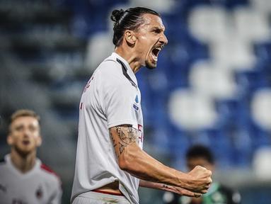 Striker AC Milan, Zlatan Ibrahimovic, merayakan gol yang dicetaknya ke gawang Sassuolo pada laga lanjutan Serie A pekan ke-35 di Mapei Stadium, Rabu (22/7/2020) dini hari WIB. AC Milan menang 2-1 atas Sassuolo.  (Spada/LaPresse via AP)