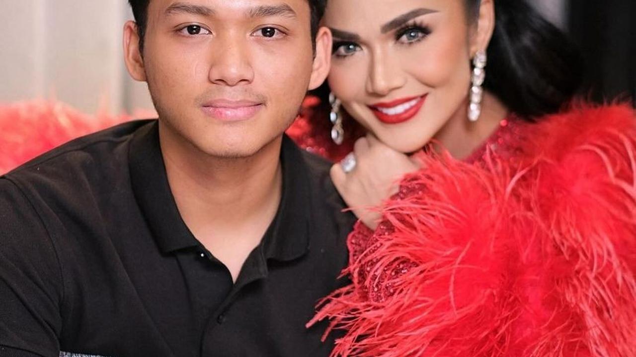 Saat berada di Surabaya, Kris Dayanti tidak melewatkan kesempatan untuk bertemu dengan Azriel, yang sedang menempuh pendidikan S2 di kota tersebut.<br>