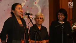 Kartini Kendeng dan Peserta Aksi Kamisan saat memberikan sambutan pada perayaan Ulang Tahun AJI Indonesia, di Jakarta, Senin (07/08). (Liputan6.com/Angga Yuniar)