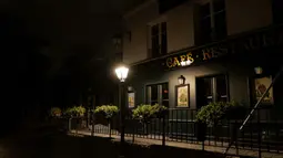 Restoran yang tutup di Montmartre di distrik 18 Paris, selama penerapan jam malam, Jumat (23/10/2020). Prancis memperpanjang jam malam untuk sembilan kota yang menjadikan sebanyak 46 juta orang harus berada di rumah mulai pukul 21.00-06.00 guna mencegah meluasnya virus corona. (Valery HACHE/AFP)