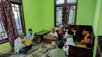 Tradisi ngelik, salah satu seni tradisional Banjarnegara yang nyaris punah. (Foto: Liputan6.com/Heni Purwono untuk Liputan6.com)