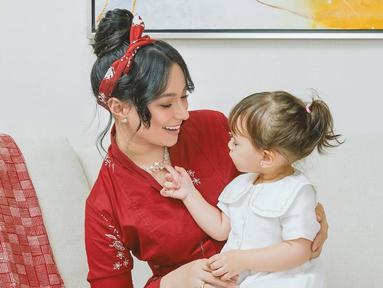 Jarang terlihat di layar kaca, Asmirandah kini tengah sibuk menjadi ibu rumah tangga dan mengurus buah hatinya yang akrab dipanggil baby Chloe. Momen kebersamaan mereka pun selalu dinantikan oleh para penggemar. Terbaru, ibu dan anak ini membagikan momen pemotretan keduanya. (Liputan6.com/IG/@asmirandah89)