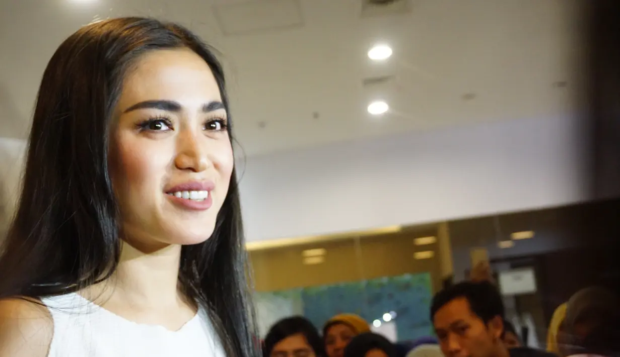 "Iya, sekarang misalnya Jedar dapat gaji Rp 50ribu, Rp 10ribu asuransi Jedar dan anak, Rp 10ribu untuk kebutuhan sehari-hari. Rp 10ribu lagi inves bayar cicilan rumah, inves mati," ucap Jedar di Bekasi, Jawa Barat, Minggu (31/7). (Nurwahyunan/Bintang.com)