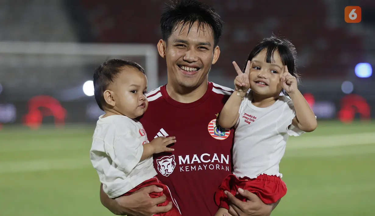 Pemain Persija Jakarta menggendong kedua anaknya usai pertandingan perebutan tempat ketiga Piala Presiden 2026 di Stadion Kapten I Wayan Dipta, Gianyar, Bali, Kamis (6/8/2026). Persija Jakarta menutup turnamen dengan finis di peringkat ketiga setelah mengalahkan Arema FC dengan skor 3-1. (KLY/Budy Santoso)