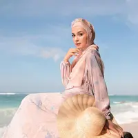 Tampil manis dan feminin seperti Shireen Sungkar dengan maxi dress warna pink pastel. Sempurnakan gaya dengan topi pantai. [@shireensungkar]