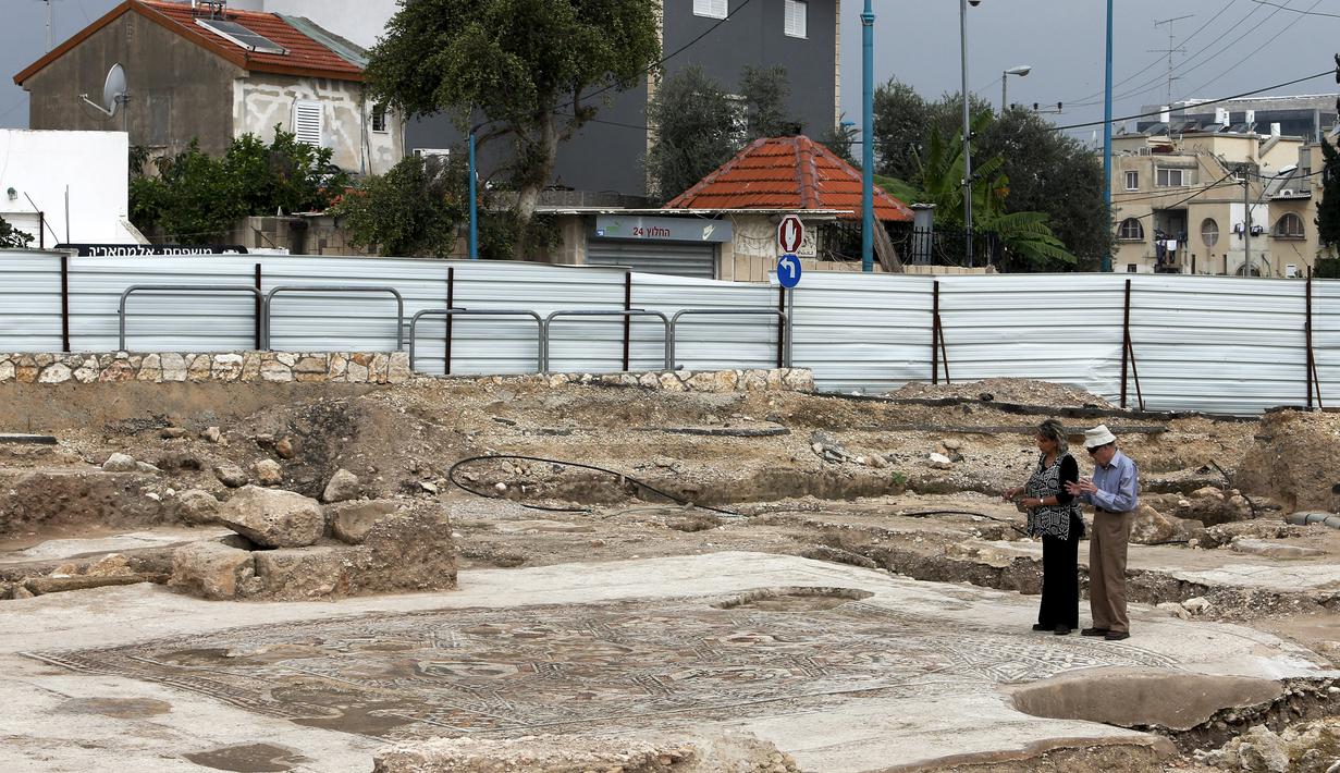 Pengunjung saat melihat bangunan - bangunan sebuah peradaban pada 1.700 tahun yang lalu di Tel Aviv, Israel, Senin (16/11/2015). Lokasi ini sebelumnya dijadikan Vila orang warga setempat. (REUTERS/Nir Elias)