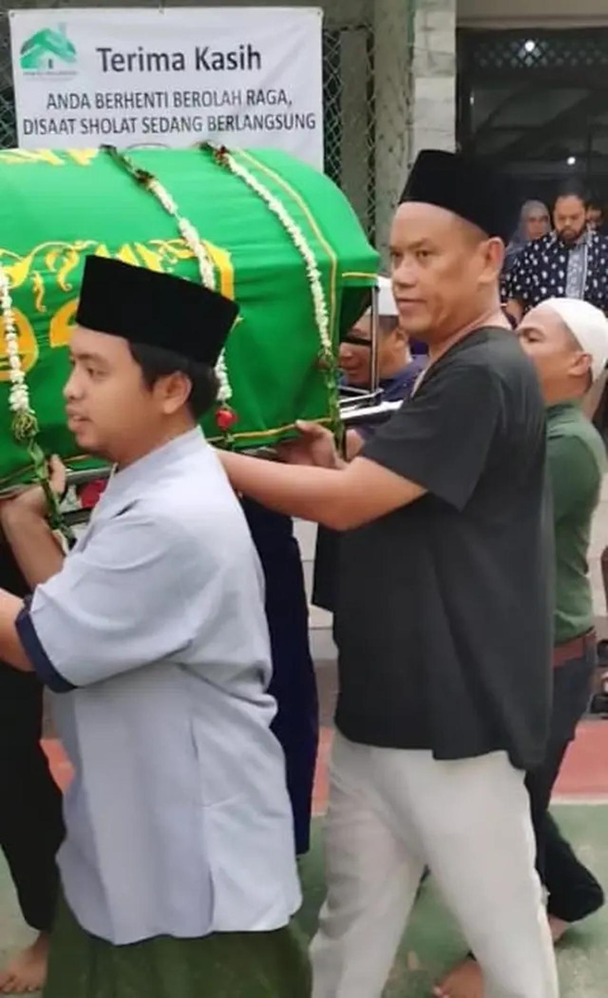 Uya Kuya Antar Sang Ayah Ke Peristirahatan Terakhir, Belum Bisa Sampaikan Pernyataan karena Bingung